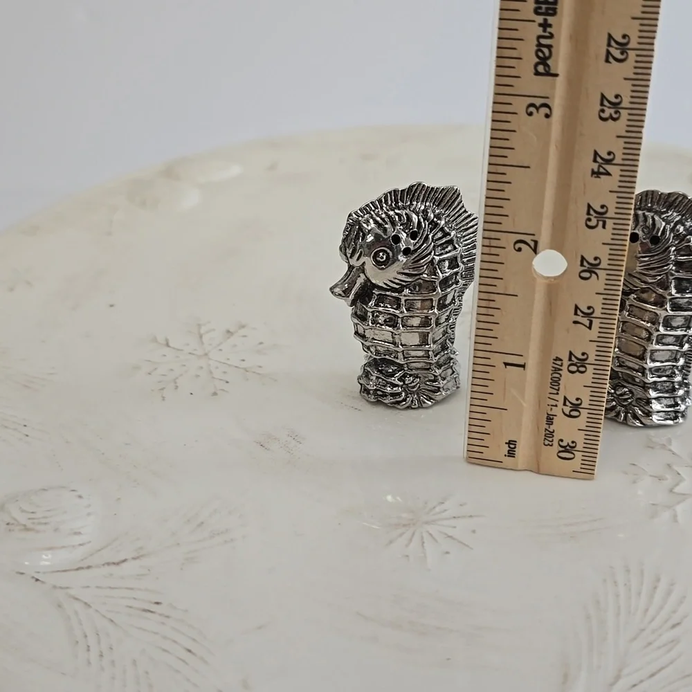 NIB Sand Washed Set Of 2 Metal Seahorse Salt & Pepper Shakers